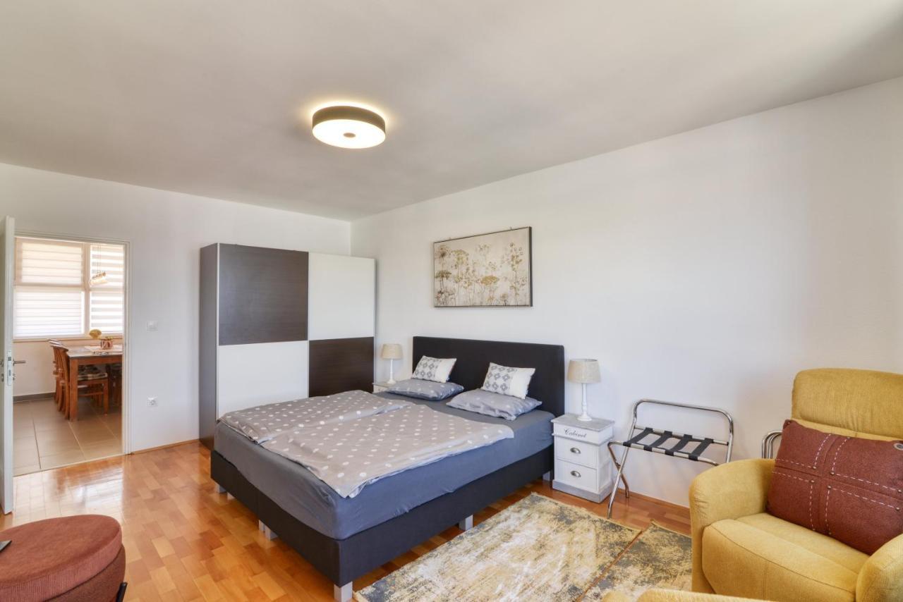 Studio Apartment Harbour Pula Exterior photo
