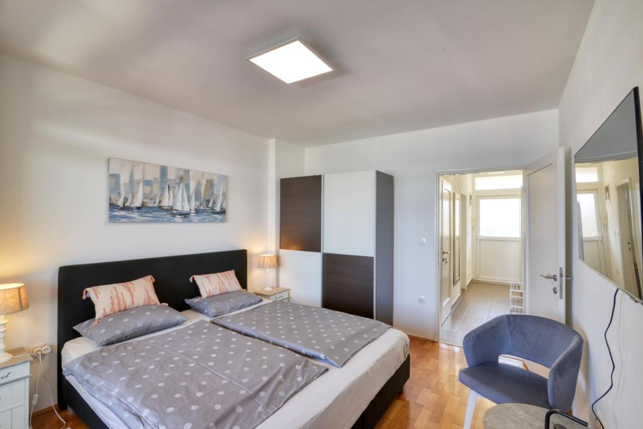 Studio Apartment Harbour Pula Exterior photo