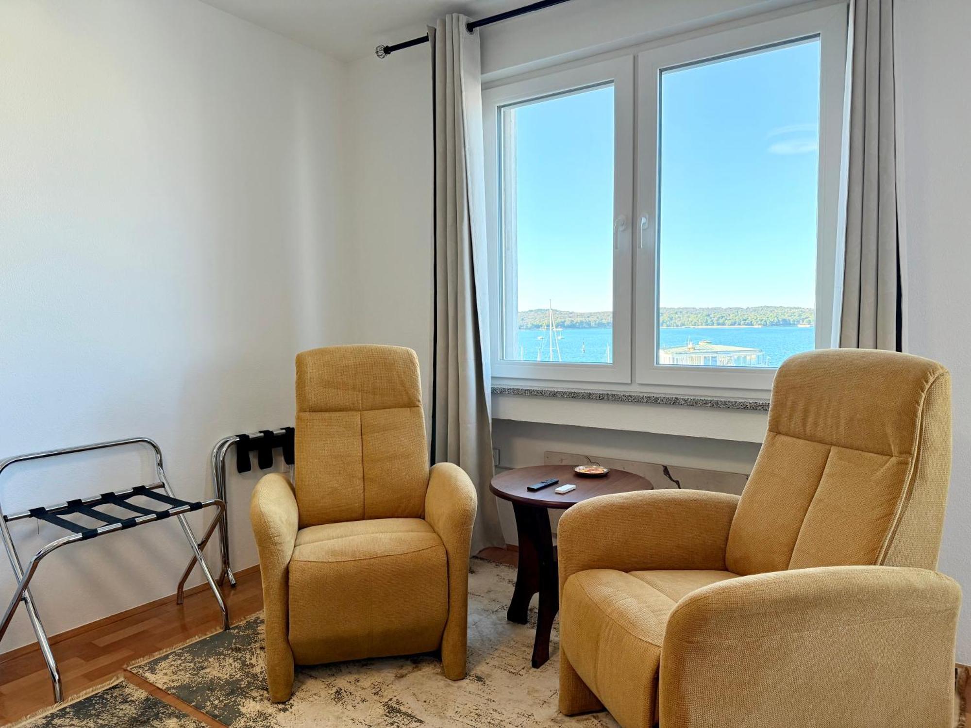 Studio Apartment Harbour Pula Exterior photo